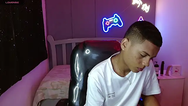 Snapshot of OwenStone_ chatting on 12.19.24 OwenStone online show from 12.19.24