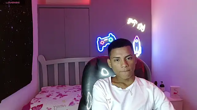 Snapshot of OwenStone_ chatting on 12.23.24 OwenStone online show from 12.23.24