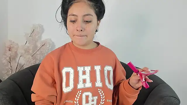 Annie9  online show from 03.20.25