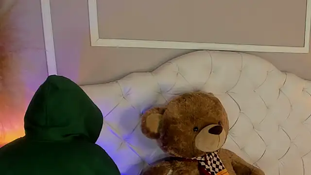 Snapshot of scarlet_hill chatting on 12.29.24 scarlet hill online show from 12.29.24