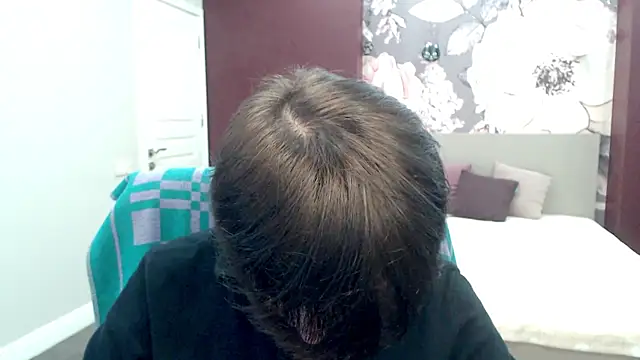 EmiliaYours online show from 02.11.25