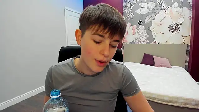 EmiliaYours online show from 10.11.25