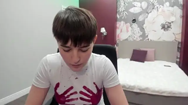 EmiliaYours online show from 11.04.25