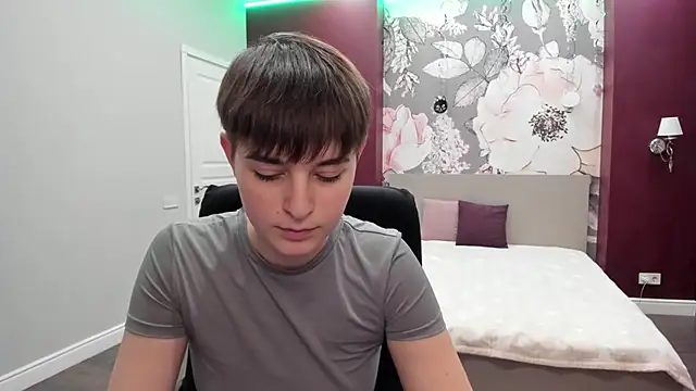 EmiliaYours online show from 11.11.25