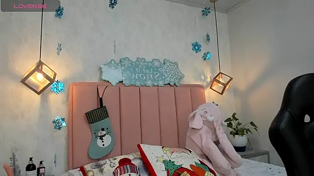 Snapshot of MAYROBERTSS chatting on 12.19.24 MAYROBERTSS online show from 12.19.24