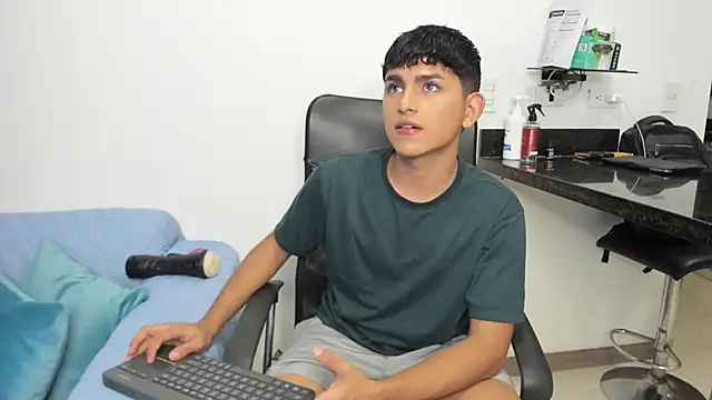 Snapshot of Lyam_ap chatting on 02.06.25 Lyam ap online show from 02.06.25