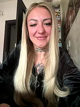 Snapshot of MazeSin chatting on 10.12.25 MazeSin online show from 10.12.25