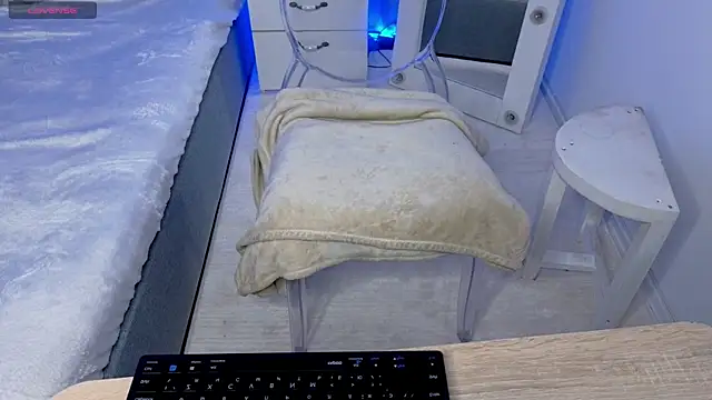 Snapshot of CooperAllana chatting on 11.12.25 CooperAllana online show from 11.12.25