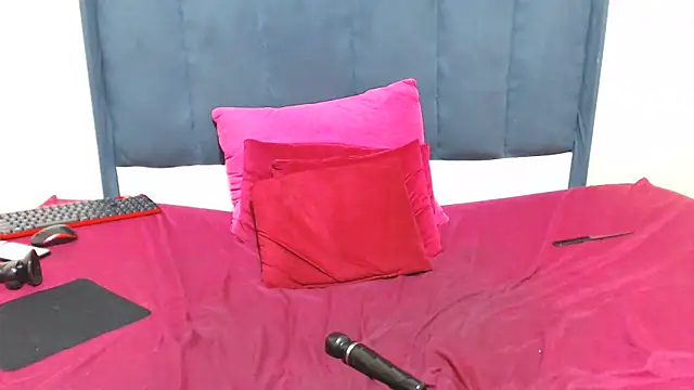 Snapshot of kittykhloe22 chatting on 03.03.25 kittykhloe22 online show from 03.03.25