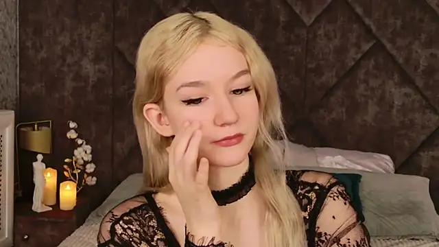 Snapshot of NaomiLoys chatting on 02.21.25 NaomiLoys online show from 02.21.25