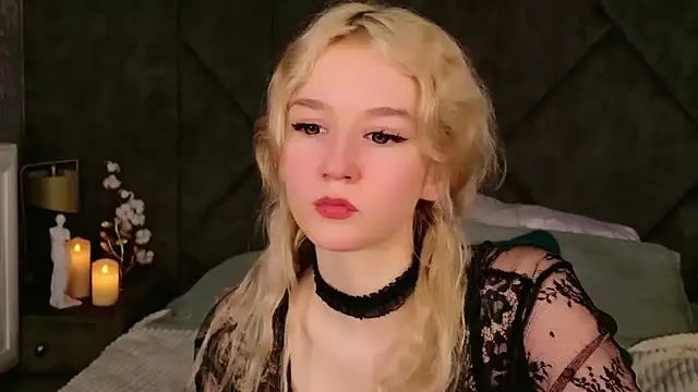 Snapshot of NaomiLoys chatting on 02.23.25 NaomiLoys online show from 02.23.25