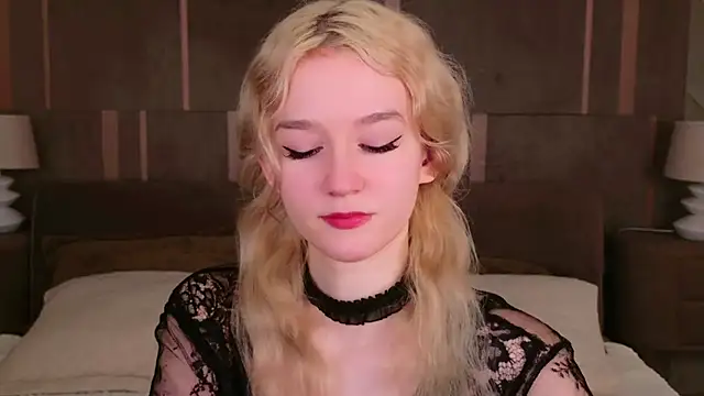 Snapshot of NaomiLoys chatting on 02.24.25 NaomiLoys online show from 02.24.25