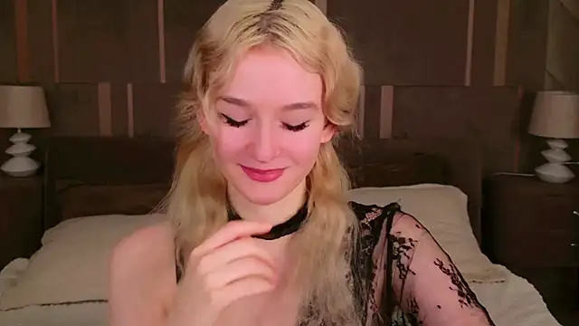 Snapshot of NaomiLoys chatting on 02.25.25 NaomiLoys online show from 02.25.25