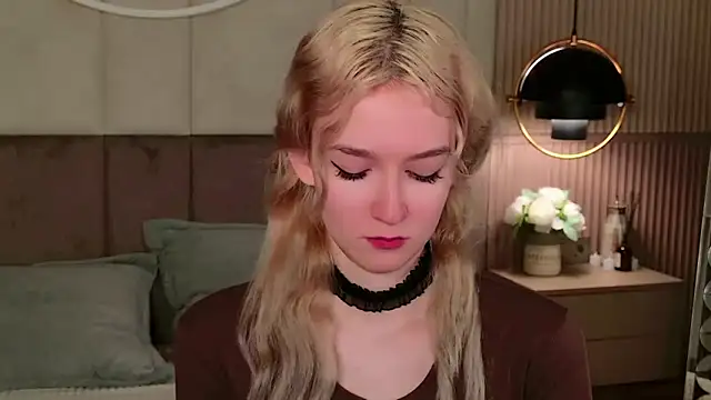 Snapshot of NaomiLoys chatting on 02.25.25 NaomiLoys online show from 02.25.25