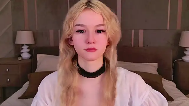 Snapshot of NaomiLoys chatting on 03.08.25 NaomiLoys online show from 03.08.25