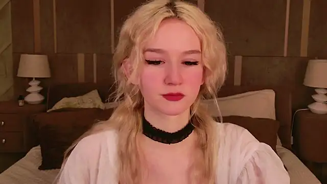 Snapshot of NaomiLoys chatting on 03.11.25 NaomiLoys online show from 03.11.25