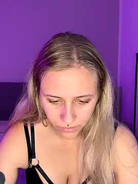 lunawolf21 online show from 10.20.25