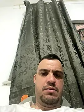 Snapshot of Vaguinhowqs chatting on 11.19.25 Vaguinhowqs online show from 11.19.25