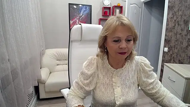 Milla Cutie18 online show from 10.31.25