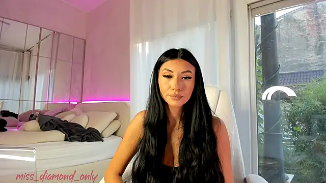 missdiamond  online show from 10.20.25