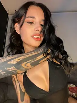 Snapshot of alessia_iris19 chatting on 09.28.25 alessia iris19 online show from 09.28.25