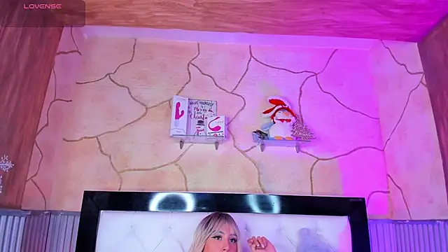 Snapshot of MadissonRey chatting on 12.19.24 MadissonRey online show from 12.19.24