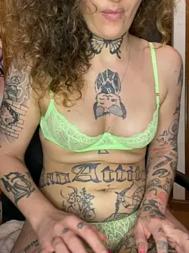 Snapshot of BlazyKitsune- chatting on 03.04.25 BlazyKitsune- online show from 03.04.25