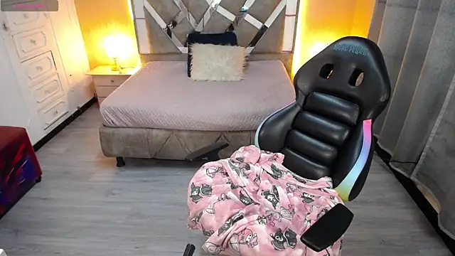 Kate Laurence  online show from 03.11.25