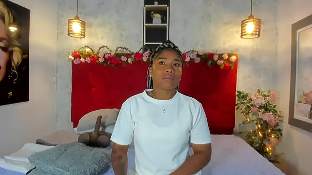 Snapshot of SilvannaFit chatting on 10.16.25 SilvannaFit online show from 10.16.25