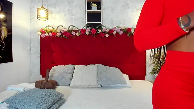 Snapshot of SilvannaFit chatting on 10.31.25 SilvannaFit online show from 10.31.25