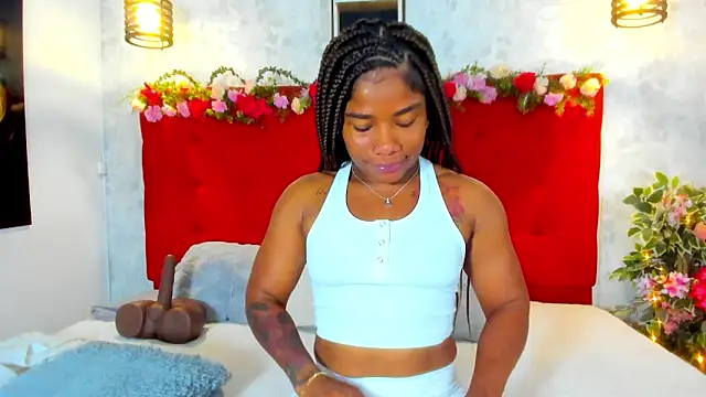 Snapshot of SilvannaFit chatting on 11.02.25 SilvannaFit online show from 11.02.25