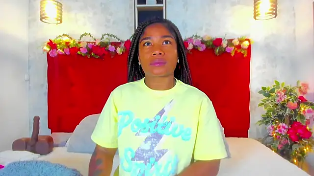 Snapshot of SilvannaFit chatting on 11.08.25 SilvannaFit online show from 11.08.25