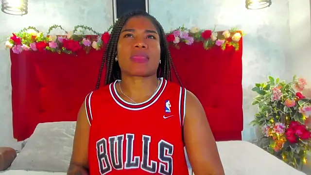 Snapshot of SilvannaFit chatting on 11.11.25 SilvannaFit online show from 11.11.25