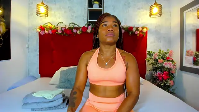 Snapshot of SilvannaFit chatting on 11.18.25 SilvannaFit online show from 11.18.25