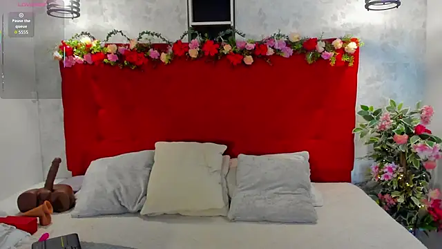 Snapshot of SilvannaFit chatting on 12.03.25 SilvannaFit online show from 12.03.25