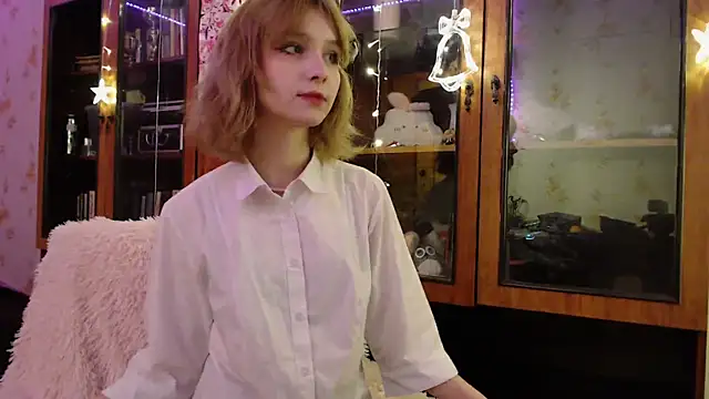 Snapshot of cloudgirrl chatting on 01.07.25 cloudgirrl online show from 01.07.25