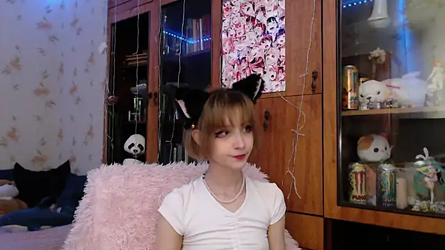 Snapshot of cloudgirrl chatting on 02.17.25 cloudgirrl online show from 02.17.25