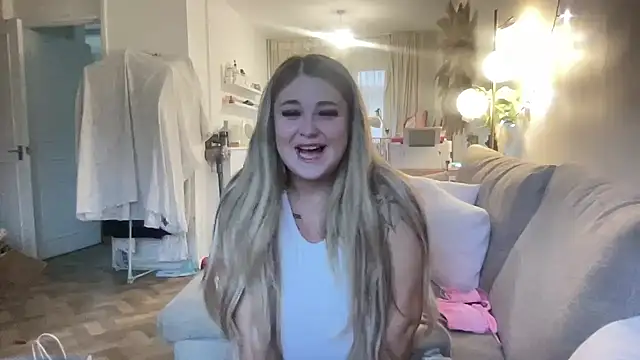 Snapshot of blairbella chatting on 01.16.25 blairbella online show from 01.16.25