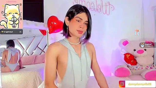 Snapshot of sweet_dannyfem chatting on 02.15.25 sweet dannyfem online show from 02.15.25