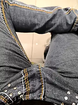 Snapshot of faaseel chatting on 10.29.25 faaseel online show from 10.29.25