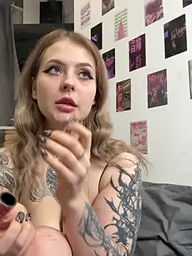 Snapshot of LinaQik chatting on 01.22.25 LinaQik online show from 01.22.25