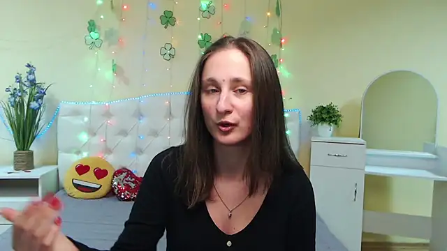 Snapshot of MichelLeee chatting on 03.21.25 MichelLeee online show from 03.21.25
