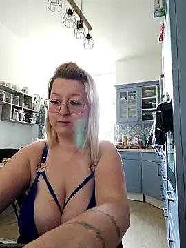 Snapshot of Lillyloo_ chatting on 03.10.25 Lillyloo online show from 03.10.25