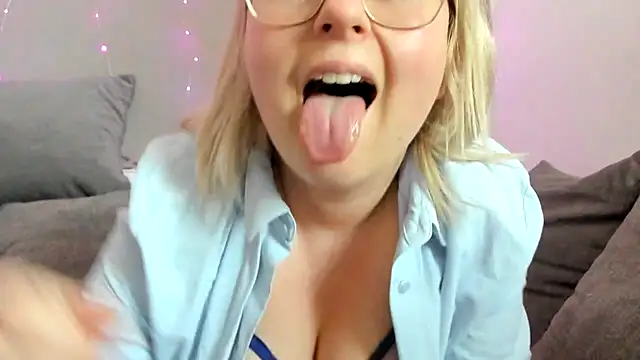 Snapshot of Lillyloo_ chatting on 03.10.25 Lillyloo online show from 03.10.25