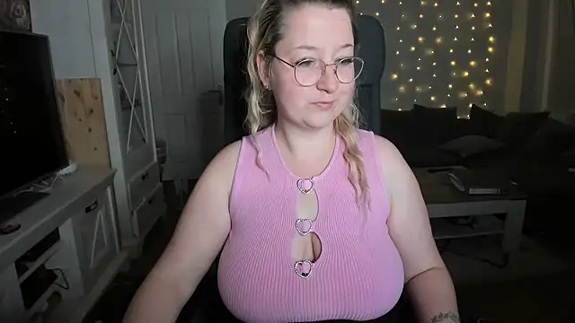 Snapshot of Lillyloo_ chatting on 11.08.25 Lillyloo online show from 11.08.25