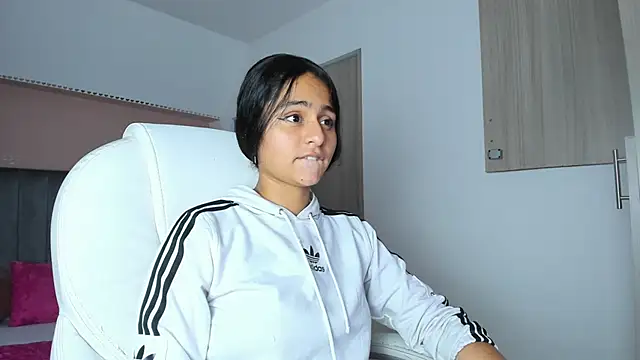 Giselle Roldan online show from 09.13.25