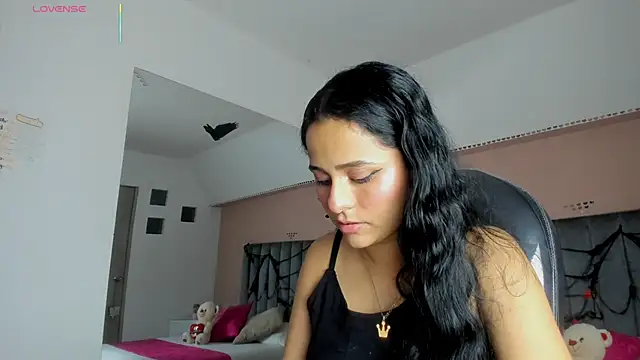 Giselle Roldan online show from 10.18.25