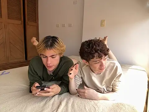 Snapshot of mapleg chatting on 09.21.25 mapleg online show from 09.21.25