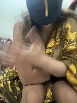 Snapshot of HoneyBearCpl chatting on 12.29.24 HoneyBearCpl online show from 12.29.24