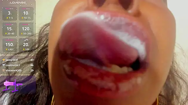 Snapshot of KamariaFyre chatting on 01.10.25 KamariaFyre online show from 01.10.25